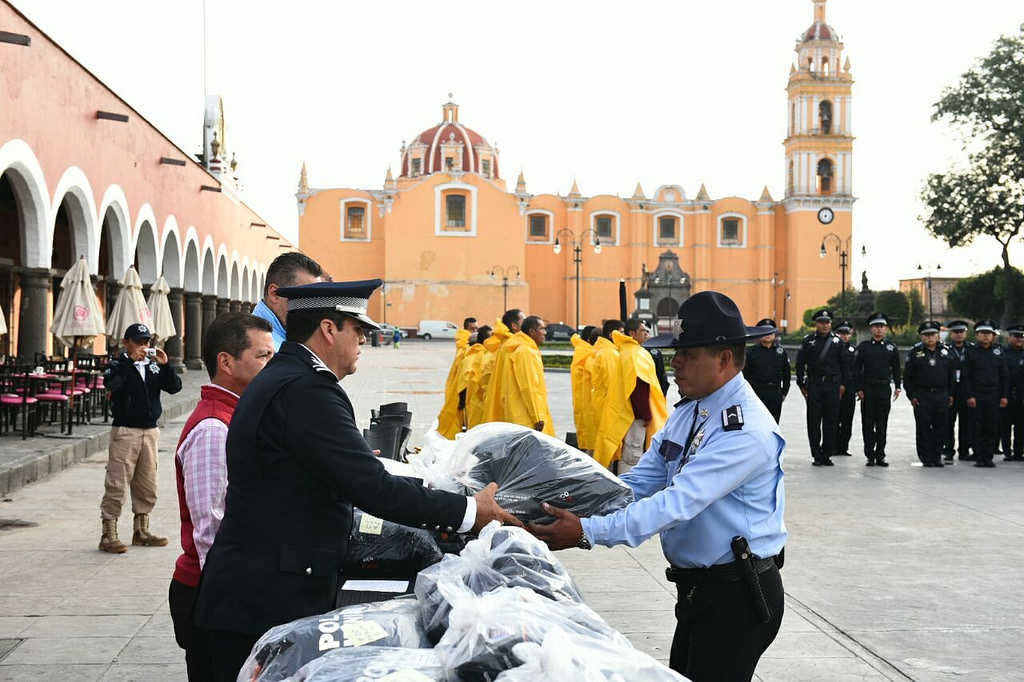 Equipa San Pedro Cholula a policías y brigadas para contingencia