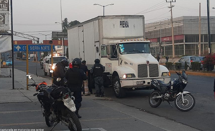 VIDEO Conductor de camión de carga huye de asaltantes en Texmelucan