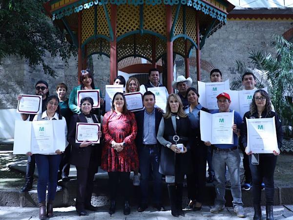 Entrega Turismo distintivos y Registros Nacionales de Turismo a empresas de Zacatlán