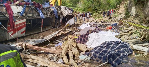 Se vuelca camión y deja 26 muertos en Oaxaca