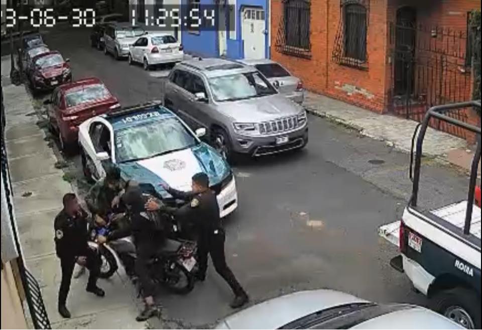 VIDEO Policías y motociclistas se agarran a golpes