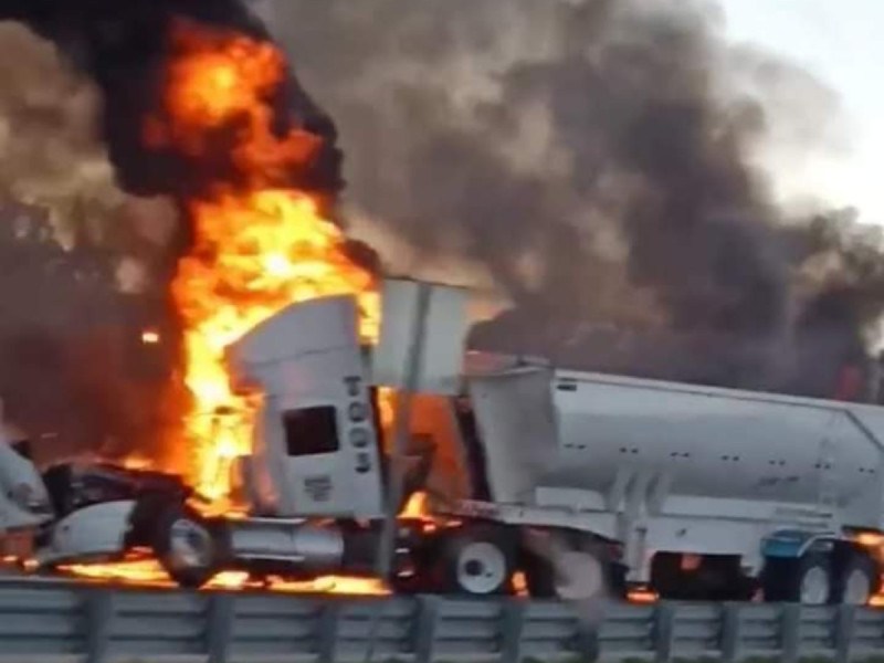 VIDEO Dos personas mueren calcinadas en choque en el Arco Norte