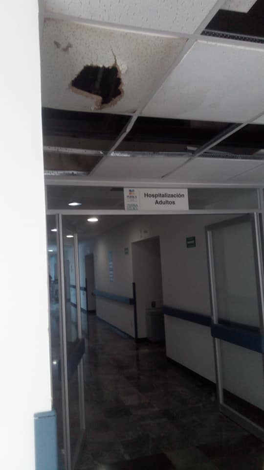 Con costales evitan inundaciones en Hospital General de Tehuacán