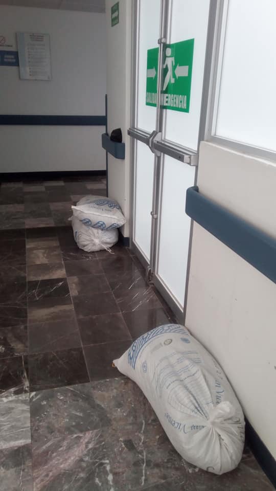 Con costales evitan inundaciones en Hospital General de Tehuacán