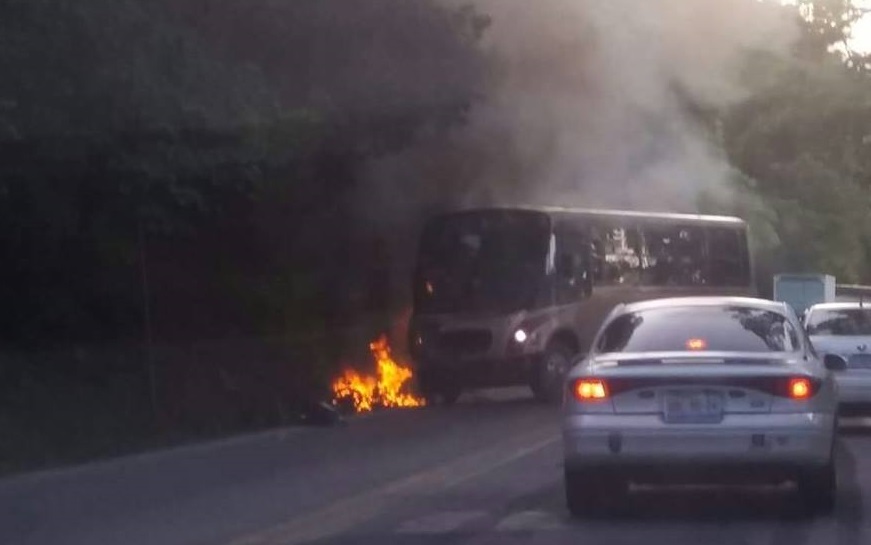 Fallece motociclista al chocar contra autobús en Huauchinango
