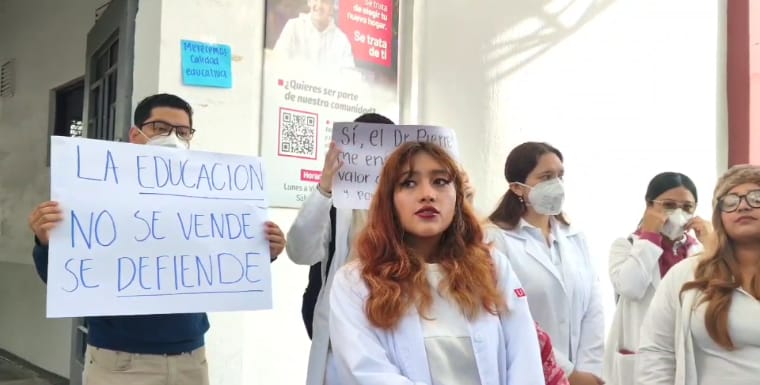 VIDEO Se manifiestan estudiantes de medicina de la Upaep