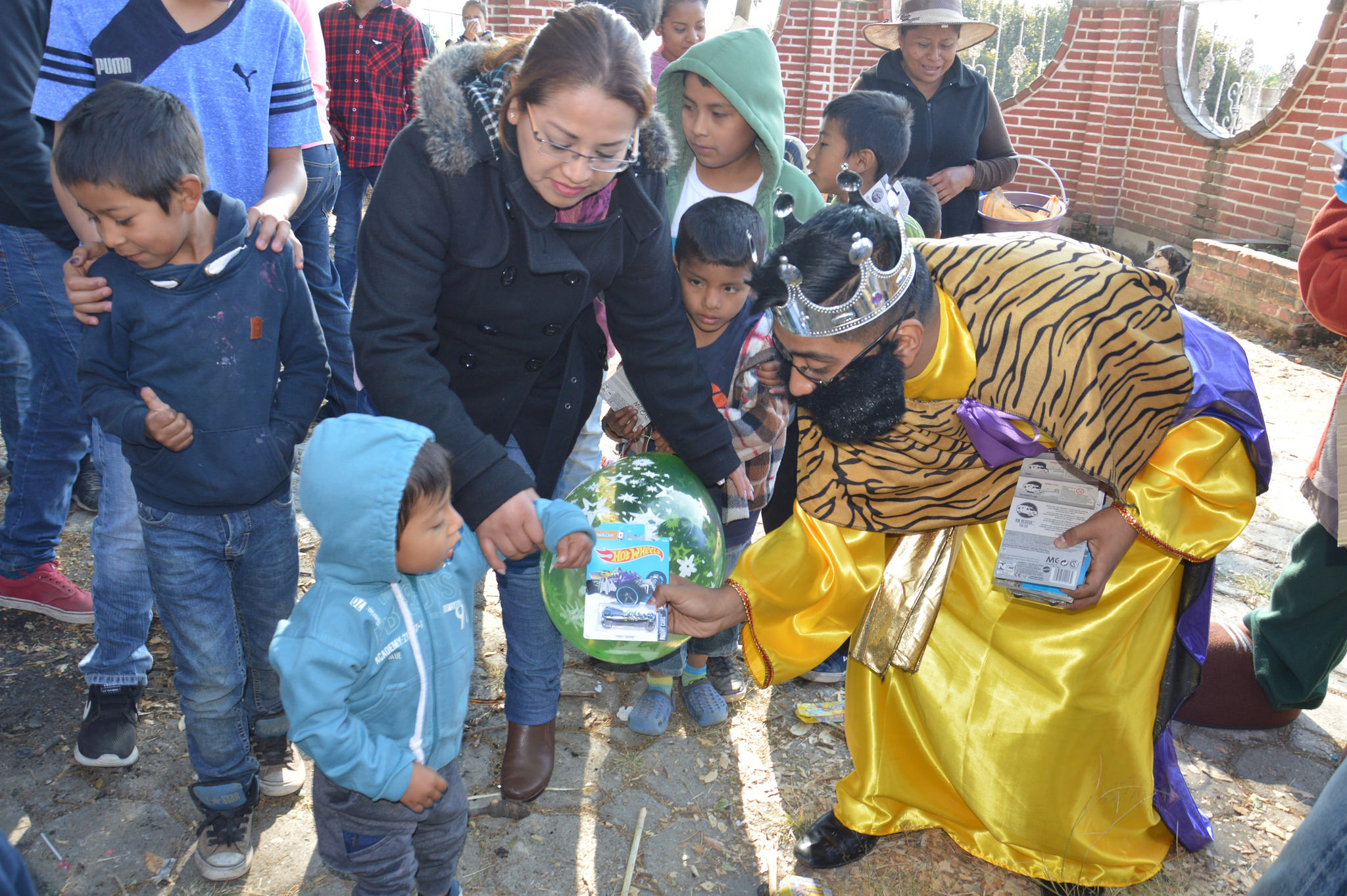 Partirán rosca y regalarán juguetes a niños de San Pedro