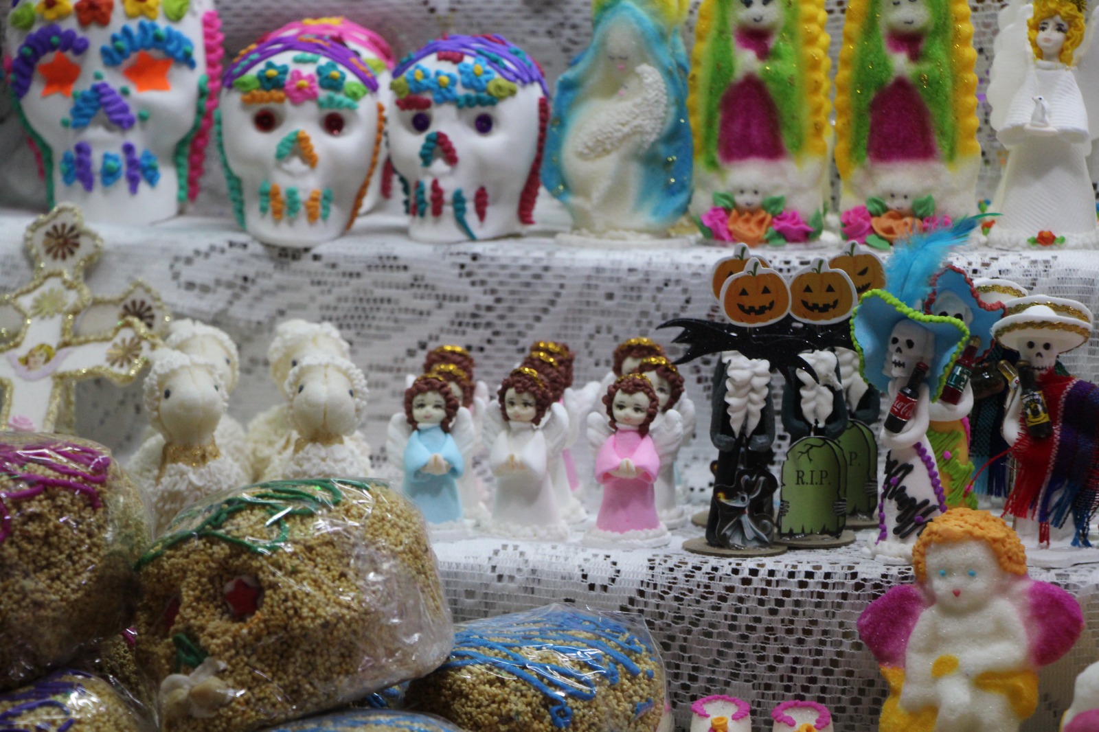 Todos Santos deja derrama de 10 mdp a comerciantes de Izúcar    