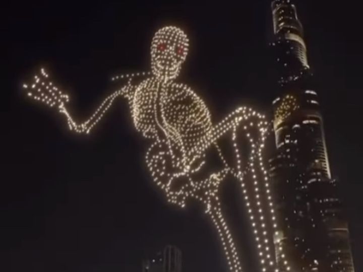 VIDEO Con drones crean esqueleto gigante en Dubái