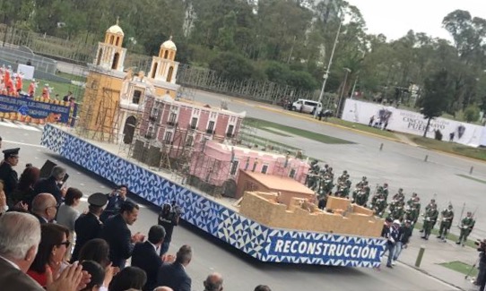 (Video) Políticos utilizan desfile de la Batalla de Puebla para promoverse