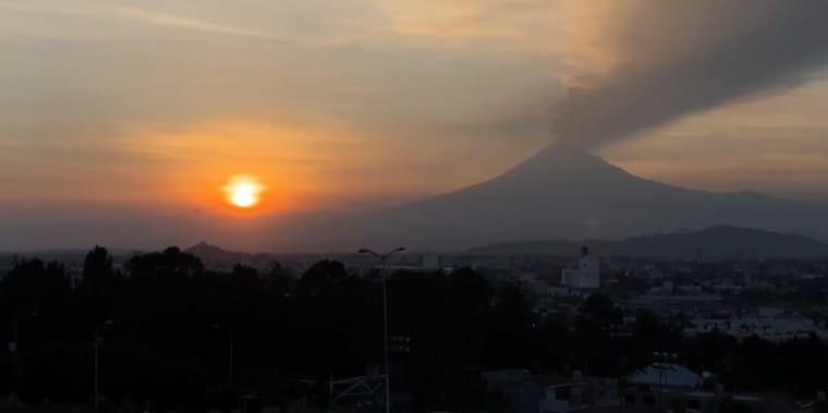 El Popocatépetl  despide este fin largo de puente con una fumarola