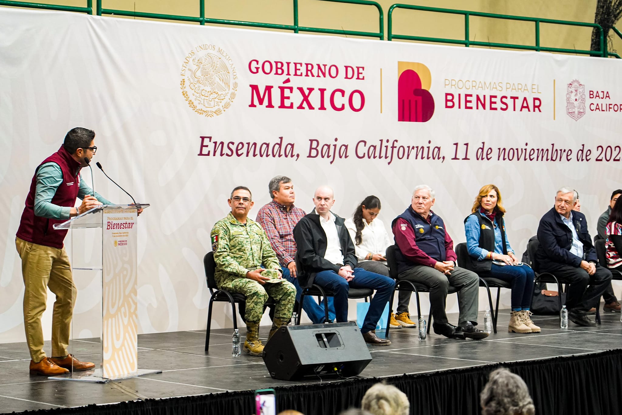 VIDEO Abuchean a edil morenista de Ensenada frente a AMLO