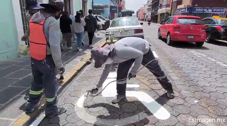 VIDEO Renuevan los trazos que dividen los cajones de los parquímetros