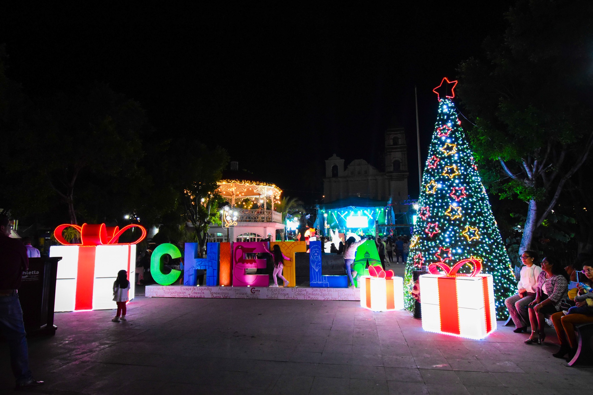 Realiza encendido de luces en Chietla  