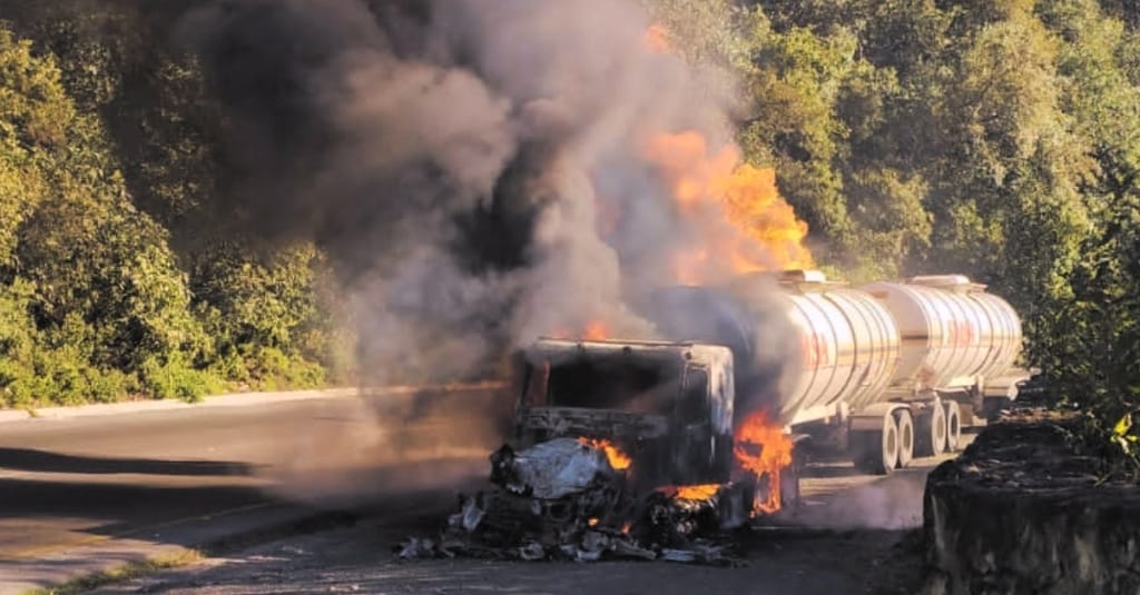 Tráiler con combustible se incendia en Cumbres de Maltrata