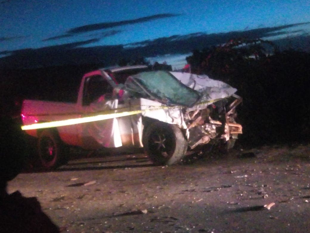 Camionetas se impactan de frente en Tochtepec; 2 murieron