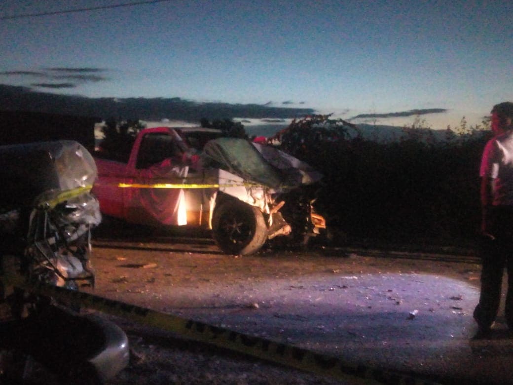 Camionetas se impactan de frente en Tochtepec; 2 murieron