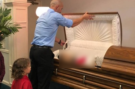 Hombre publica foto de su esposa e hija en ataúd para exigir justicia
