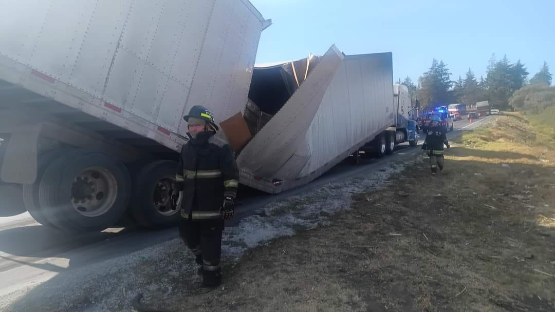 Tráiler se parte en dos por el peso en la carretera federal El Seco-Azumbilla