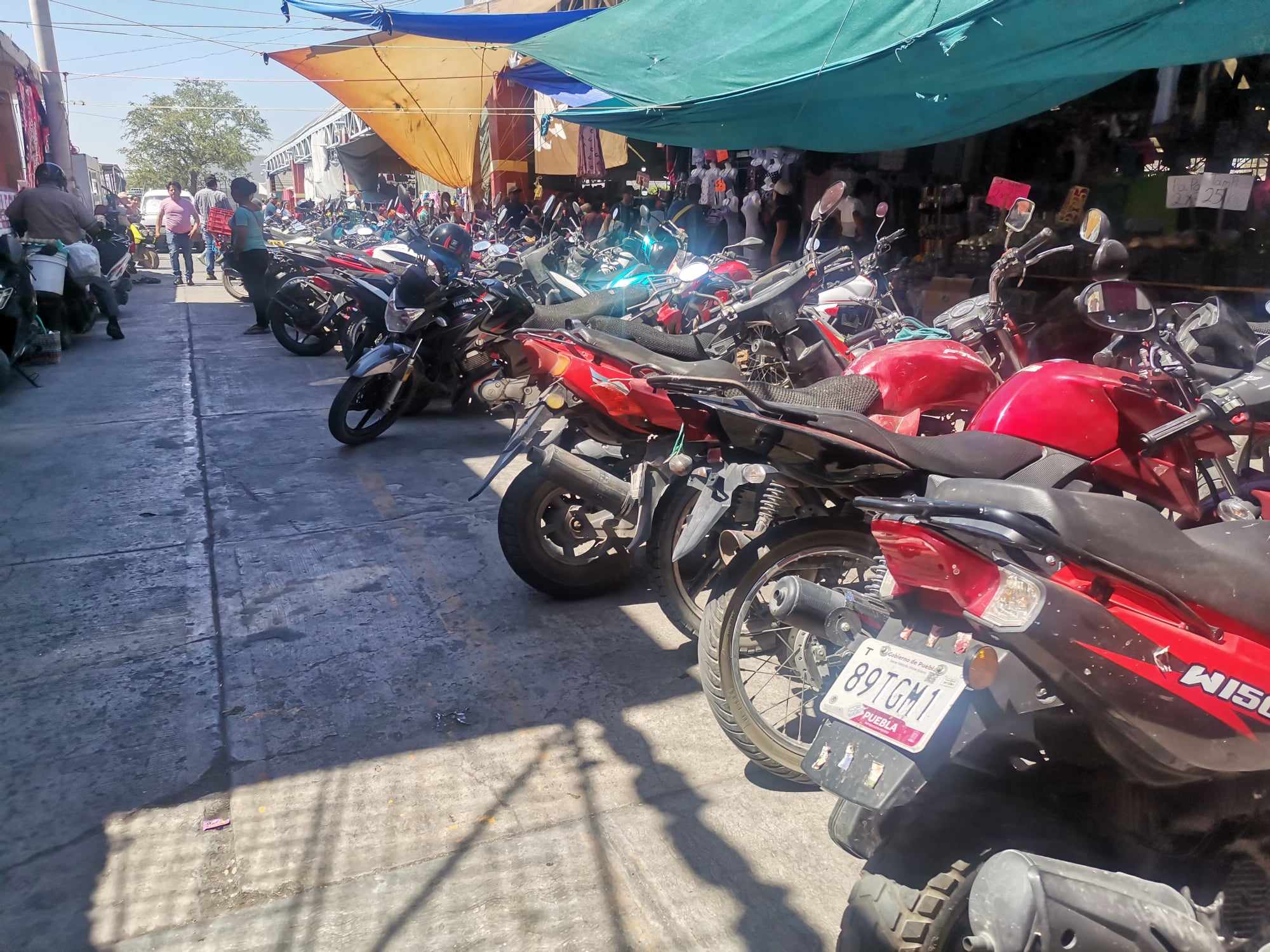 Denuncian cobro de estacionamiento en áreas públicas del mercado Revolución en Izúcar