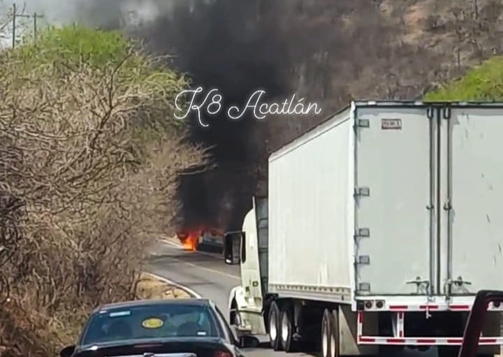 Se incendia camioneta en carretera de la Mixteca poblana