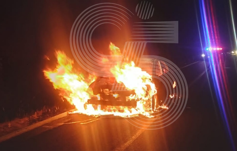 Auto se incendia sobre la autopista Tlaxcala-Puebla