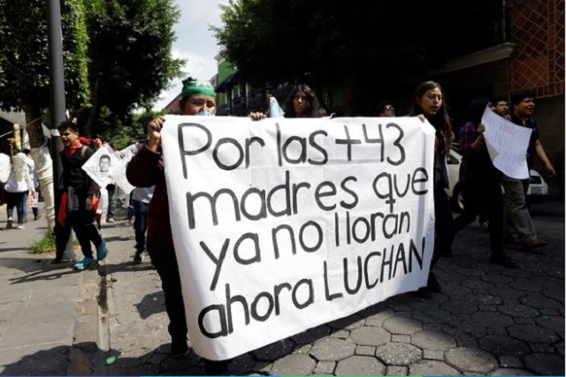 Los 43: sorpresivo manotazo de AMLO