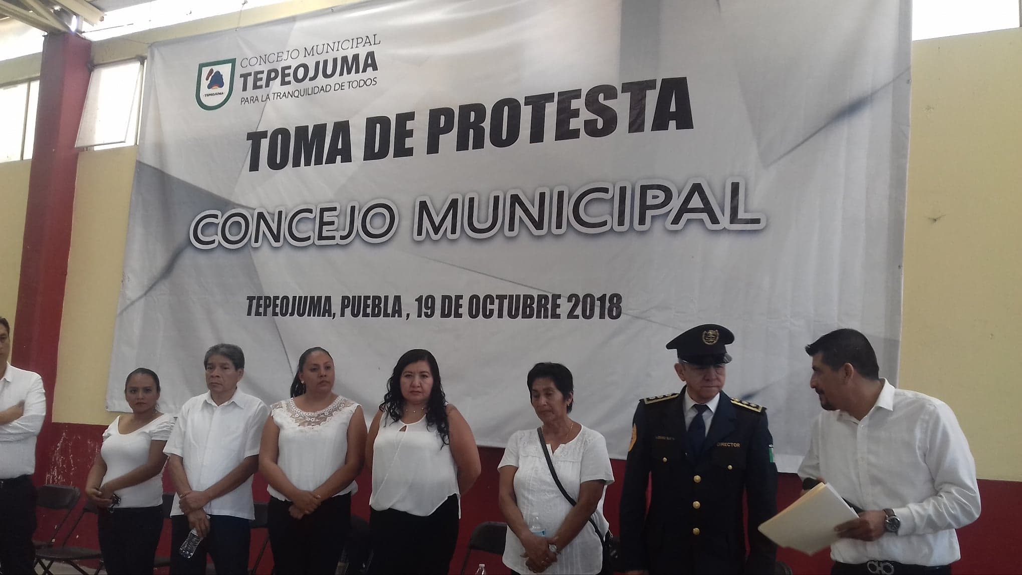 Con ciudadanos molestos, rinde protesta concejo de Tepeojuma