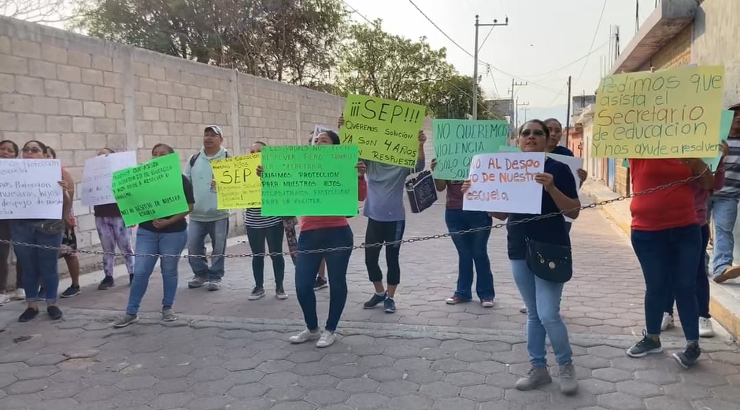 Padres piden a particular que no se apropie de predio de escuela en Huehuetlán
