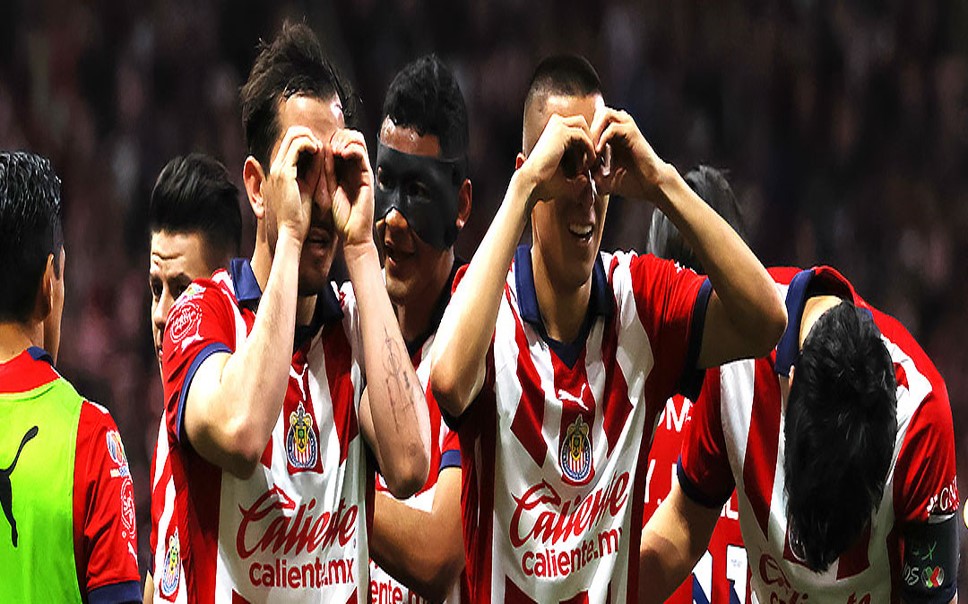 Alan Mozo y Roberto Alvarado renuevan con las Chivas