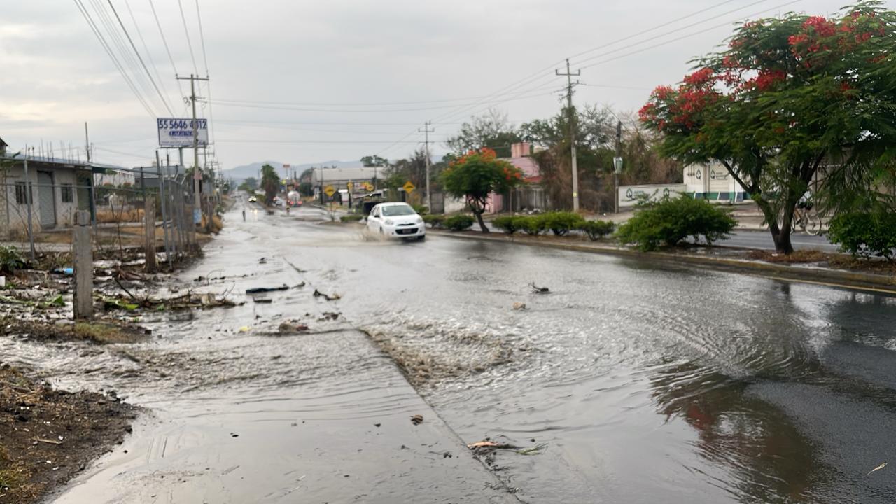 Se inunda la carretera internacional a Oaxaca en Izúcar