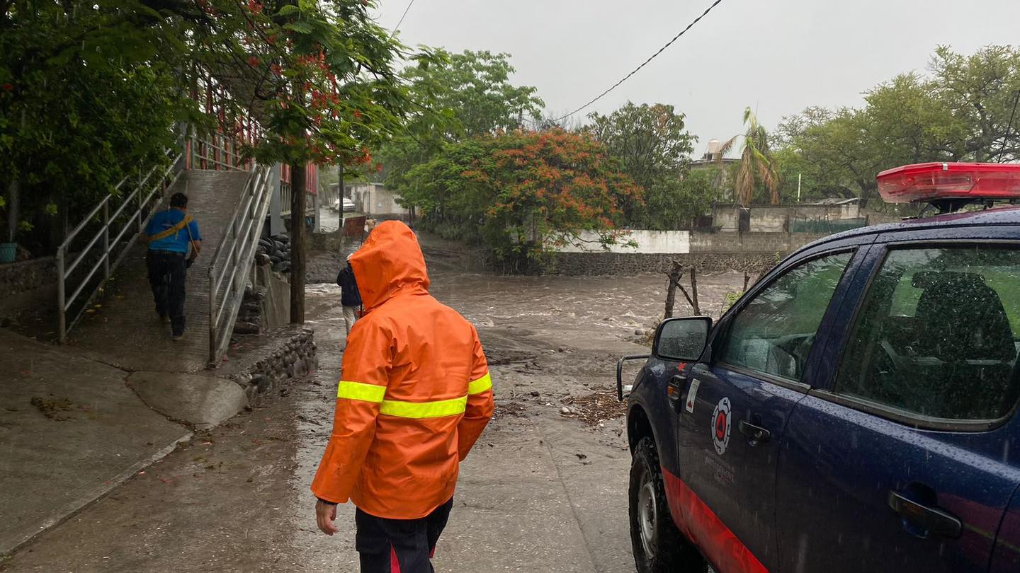 Debido a las fuertes lluvias se desborda el río Tembembe en Morelos