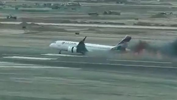 VIDEO Avión choca con vehículo y se incendia en Perú