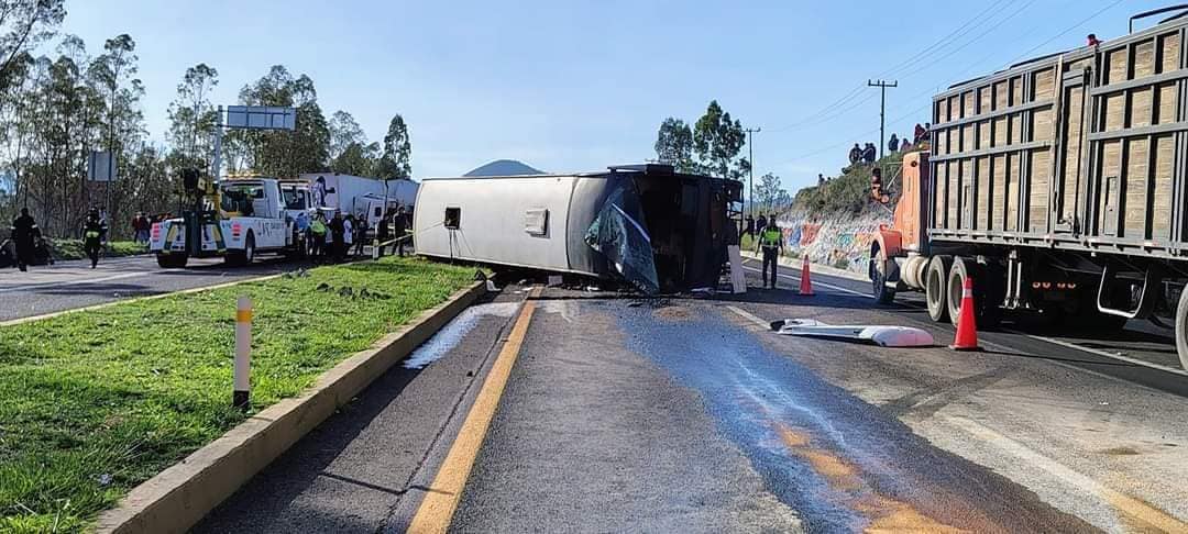Autobús que salió de la Sierra Norte de Puebla se accidenta en la Calpulapan-Texcoco