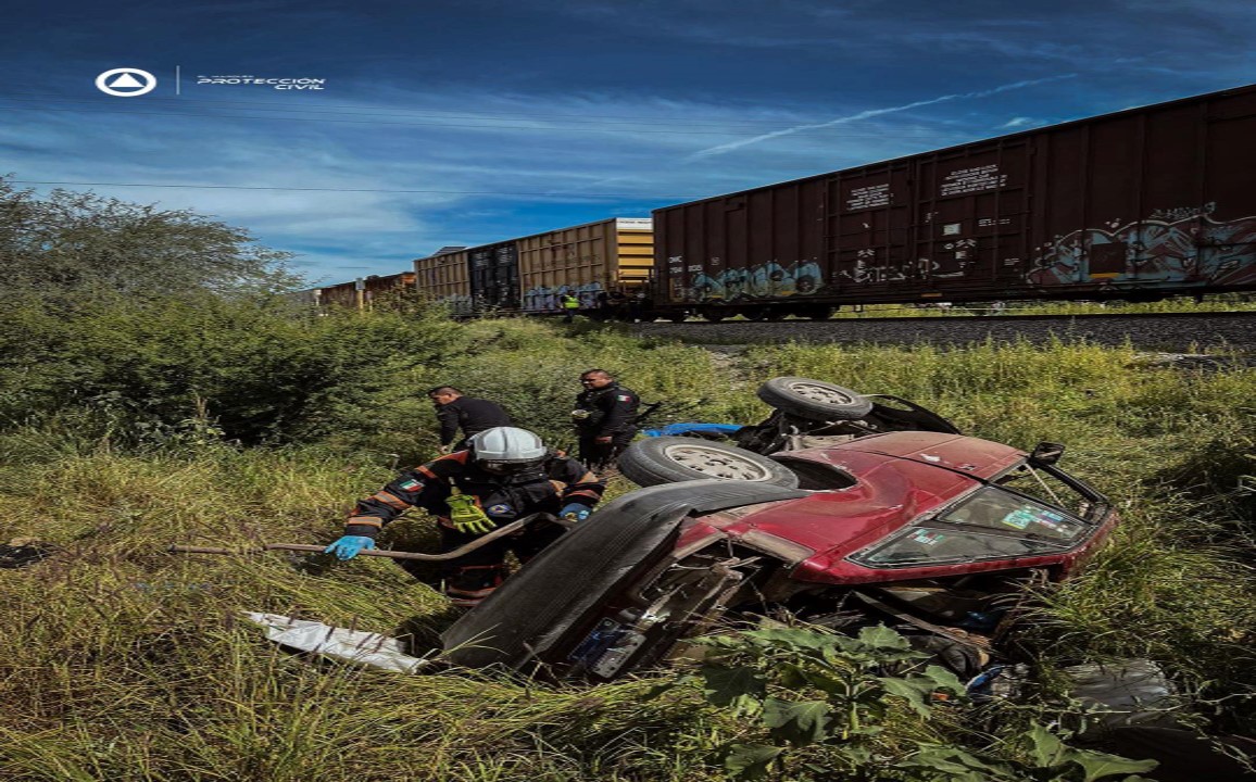 Auto intenta ganar el paso del tren y fue embestido, hay cuatro muertos