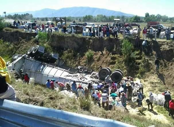 Vuelca tractocamión en Acatzingo y se desata la rapiña