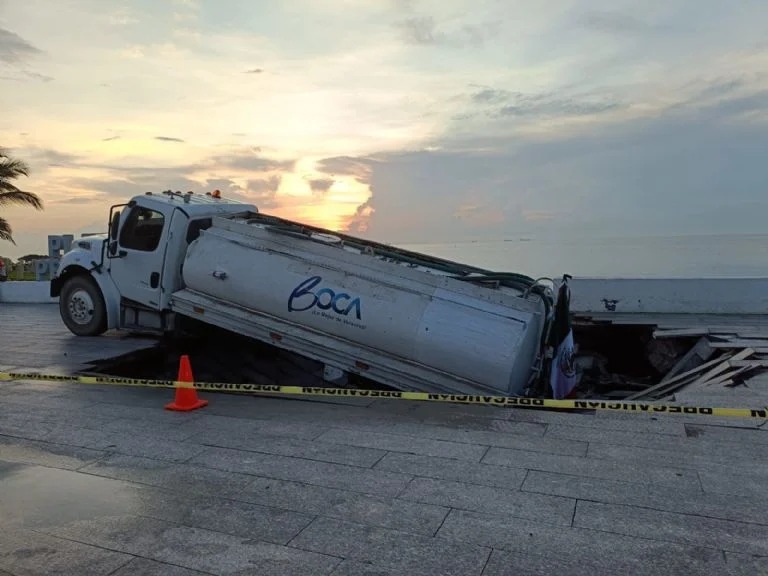 Pipa se va a socavón en Boca del Río en Veracruz