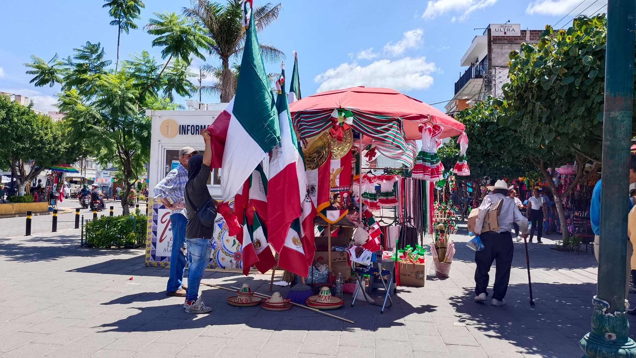 Comerciantes de venta de productos patrios ya se instalan en Izúcar y Atlixco