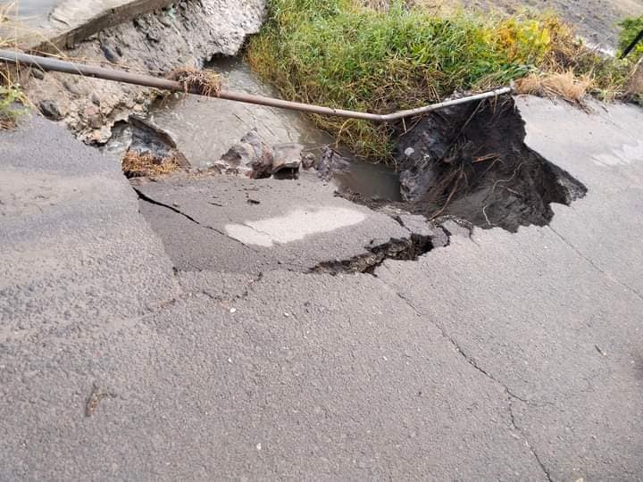 Colapsa puente que une a Chietla con Tecolacio