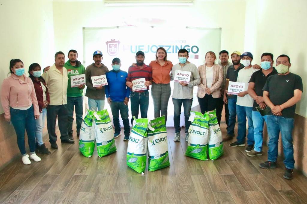 Entrega Angélica Alvarado 400 kilos de semilla de alfalfa a productores de Xalmimilulco