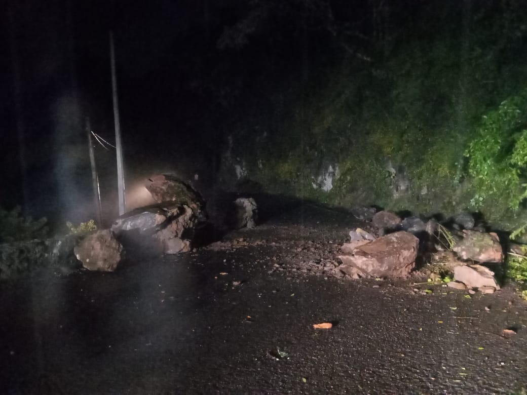 Lluvias genera derrumbe de rocas en Tochimilco; bloquean carretera