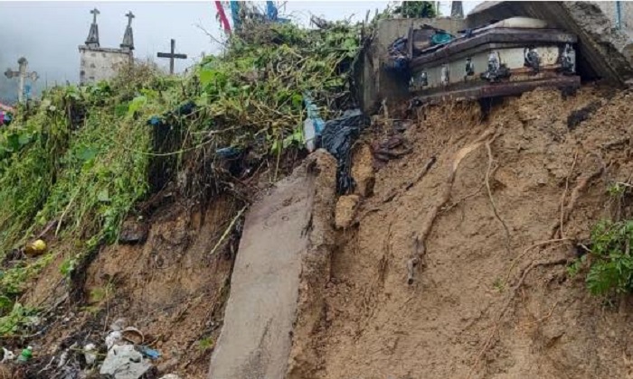 FOTOS Lluvias desentierran ataúdes del panteón de Naupan, en Puebla