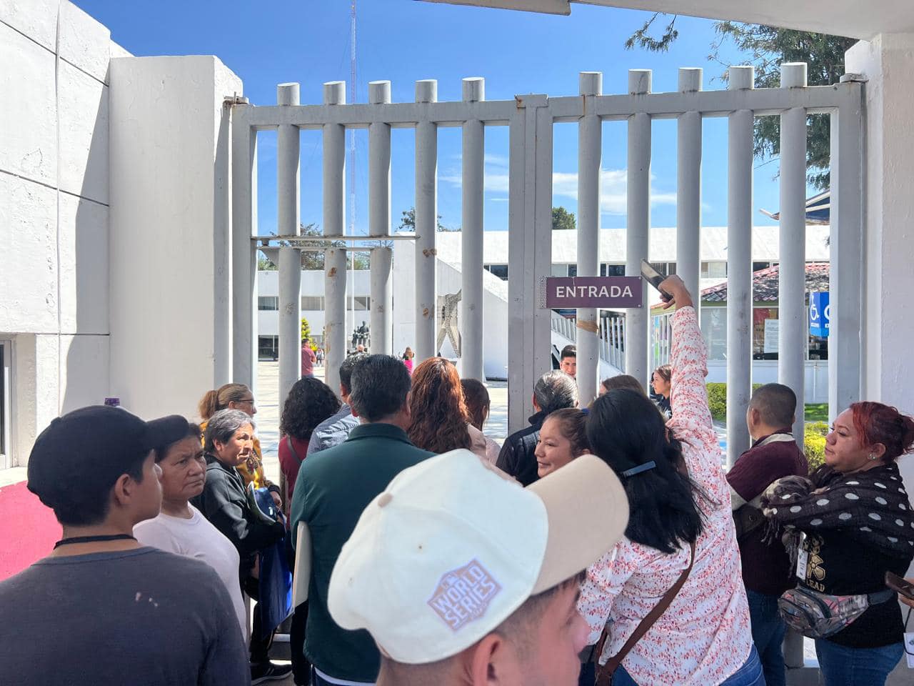 Padres y maestros piden a la SEP repongan plazas de jubilados en dos bachilleratos