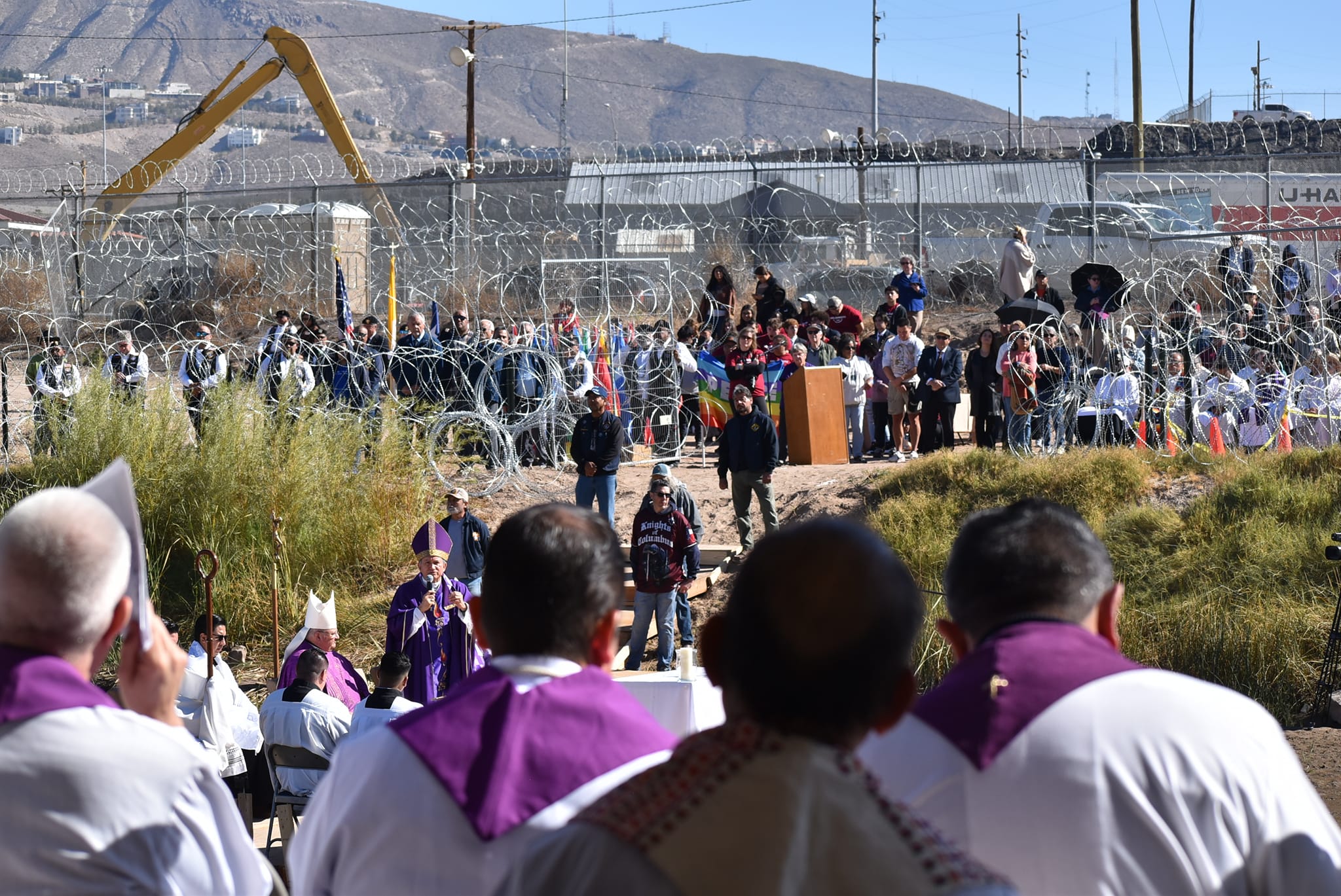 Llevan a cabo misa binacional por migrantes muertos en la frontera norte