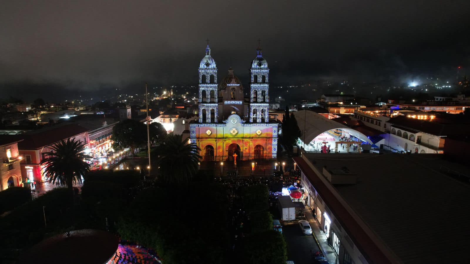 Más de 5 mil personas asisten al videomapping en la catedral de Teziutlán