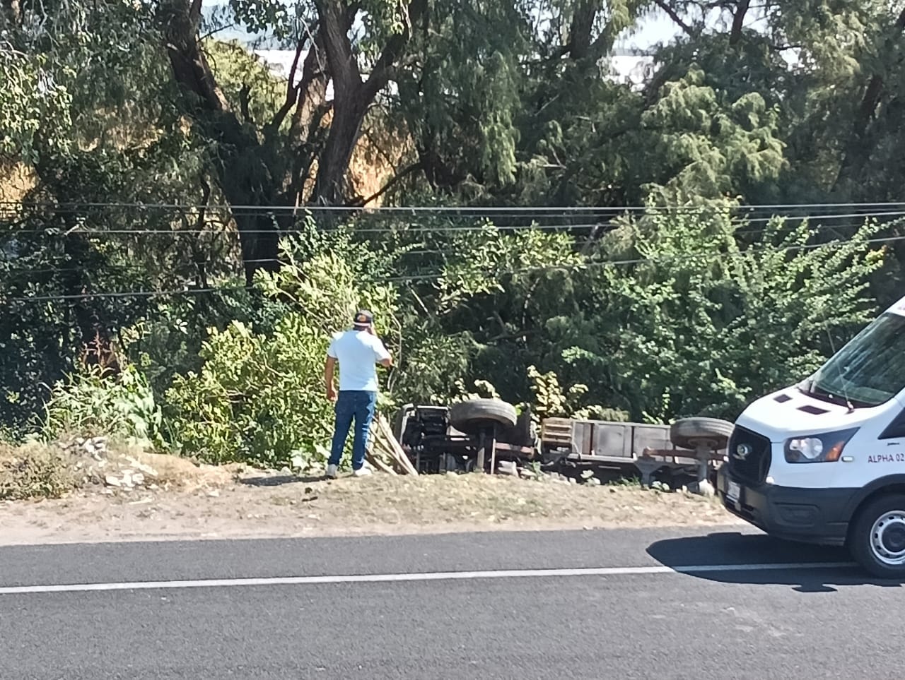 Vuelca camioneta en la carretera Izúcar-Atlixco