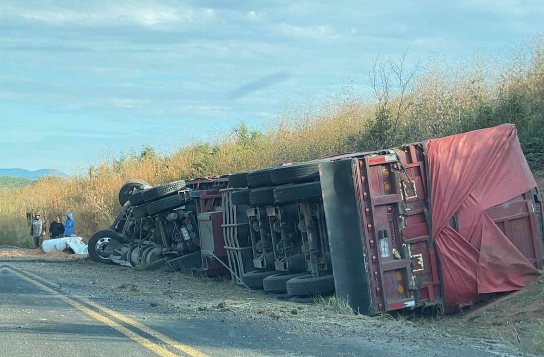 Vuelca tráiler en la carretera Izúcar-Cuautla