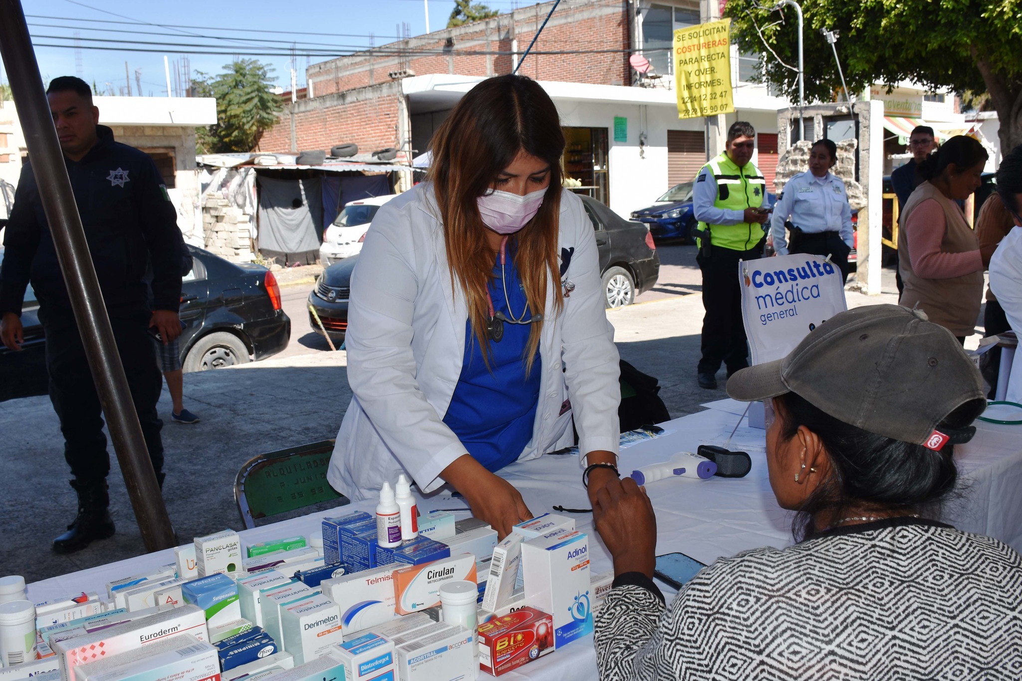 Llevan jornada de salud a pobladores en Ocoyucan