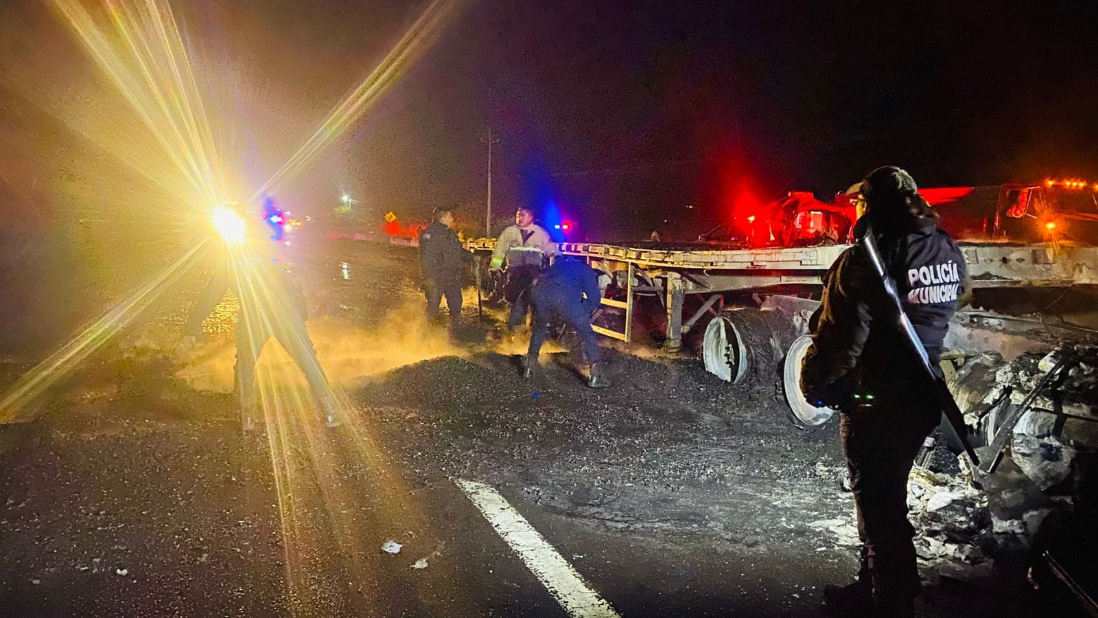 Se incendia tráiler tras chocar contra muro de contención en Huaquechula