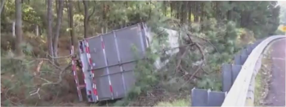 VIDEO: Camión con peregrinos vuelca en la México–Puebla